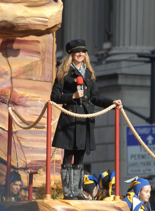 Ashley Tisdale Macys Thanksgiving Day Parade, 2007 1
