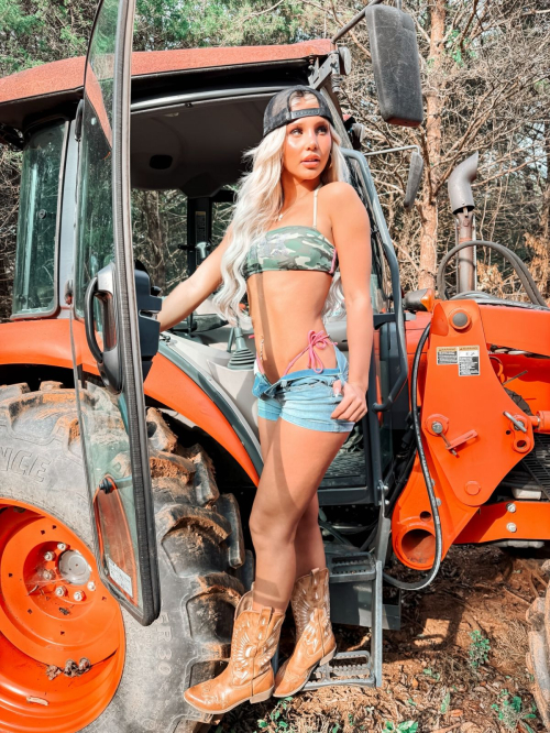 Brooklyn Riley Posts Instagram Photo Highlight, November 2025 7