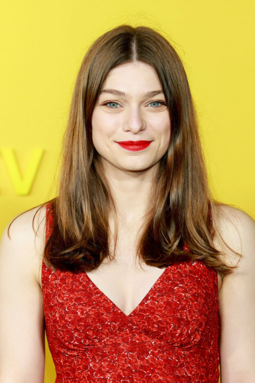 Catharine Daddario at Pluribus Premiere Los Angeles, November 2025 3