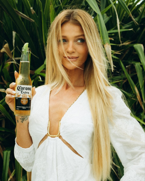 Cintia Dicker Stylish Instagram Photos, Nov 2025