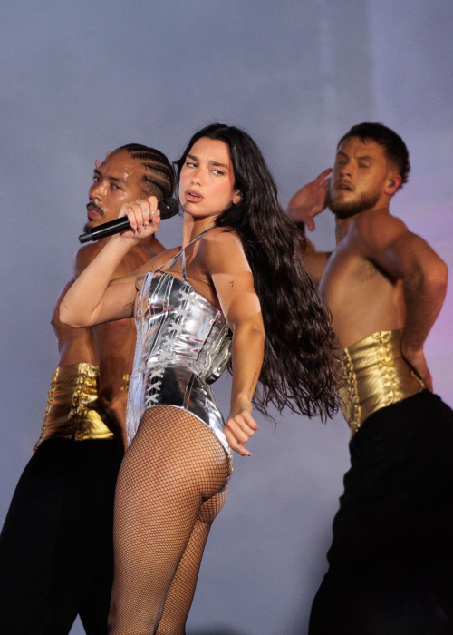Dua Lipa live concert performance in Rio, November 2025 9