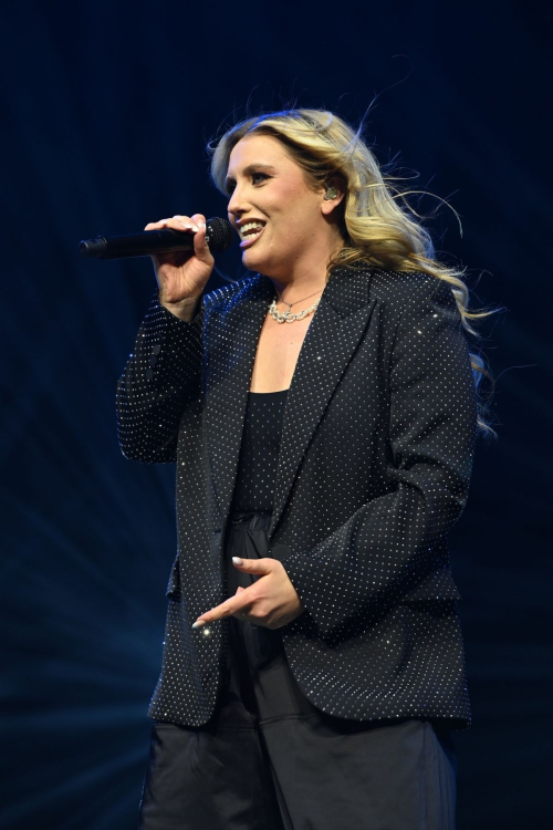 Ella Henderson live at Hits Radio Live, November 2025 6