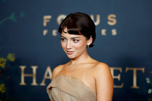 Isabela Merced Hamnet Premiere in Los Angeles, November 2025 2