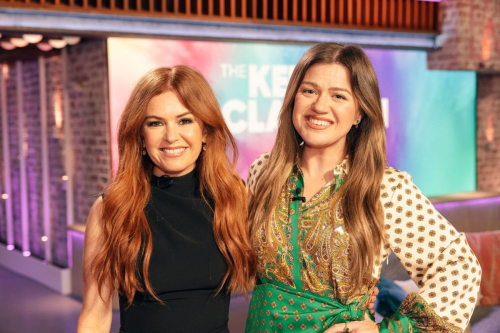 Isla Fisher at Kelly Clarkson Show, November 2025 1