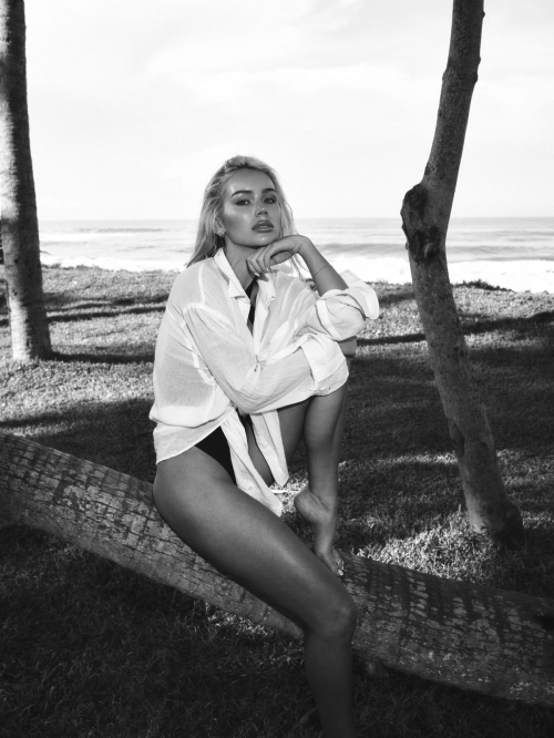 Julia Cavanagh Instagram Photos, November 2025 6