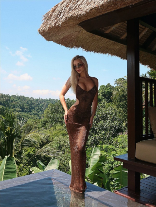 Julia Cavanagh Instagram photos, November 2025 6