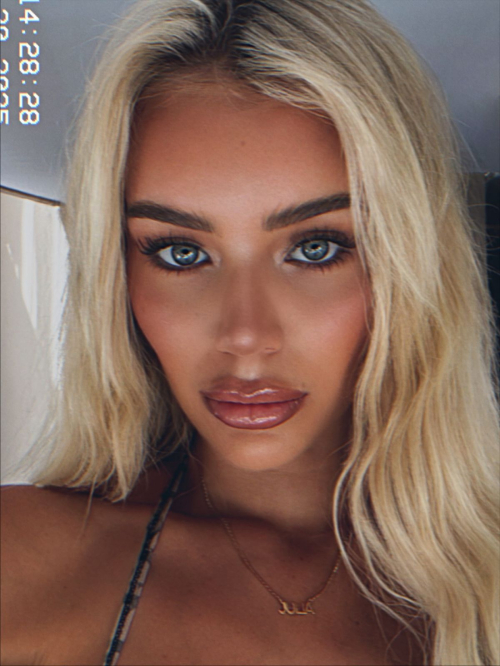 Julia Cavanagh instagram photos, November 2025 10