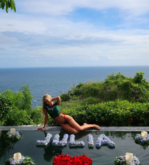 Julia Cavanagh instagram photos, November 2025 4