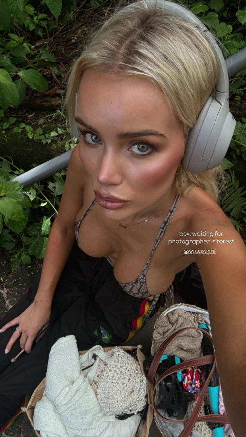 Julia Cavanagh Instagram Photos, November 2025 1