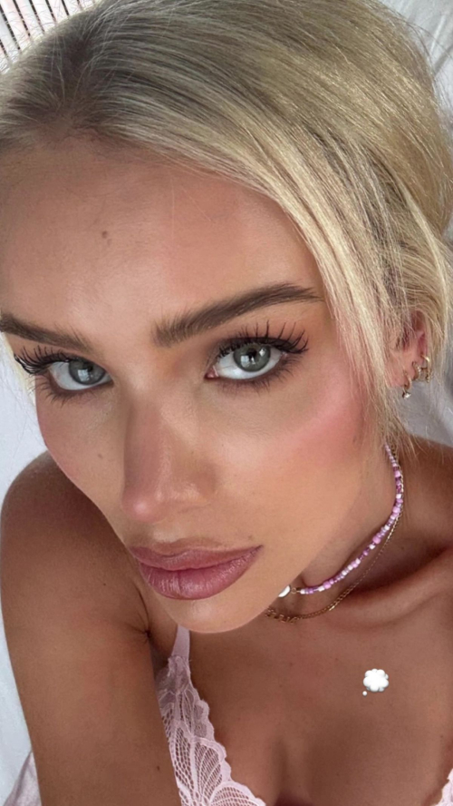 Julia Cavanagh Instagram Photos, November 2025 3