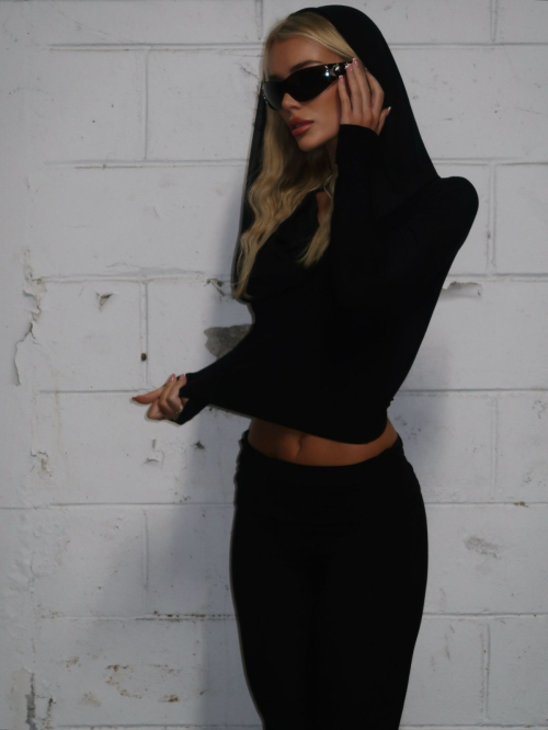 Julia Cavanagh Instagram Photos, November 2025 13