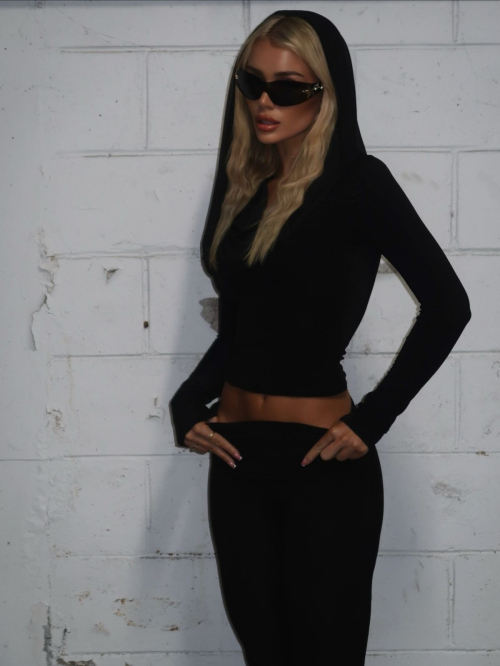 Julia Cavanagh Instagram Photos, November 2025 8