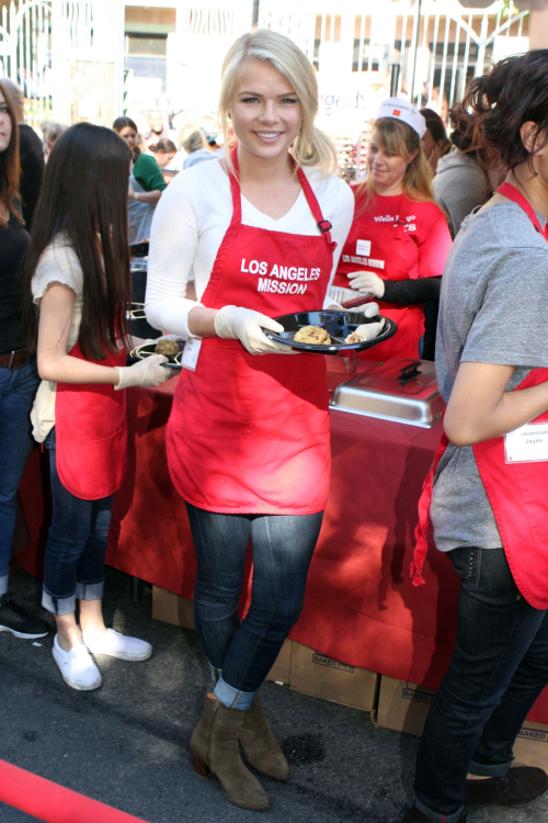 Kelli Goss Thanksgiving Dinner LA Mission, November 2013 3