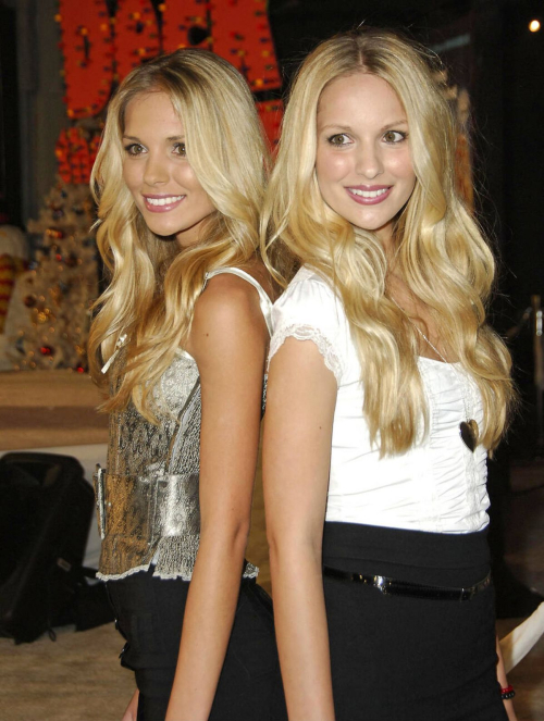 Kelly and Sabrina Aldridge Deck The Halls Premiere Los Angeles, November 2006 1