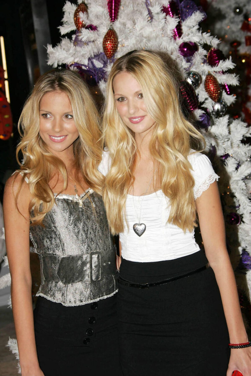 Kelly and Sabrina Aldridge Deck The Halls Premiere Los Angeles, November 2006 4