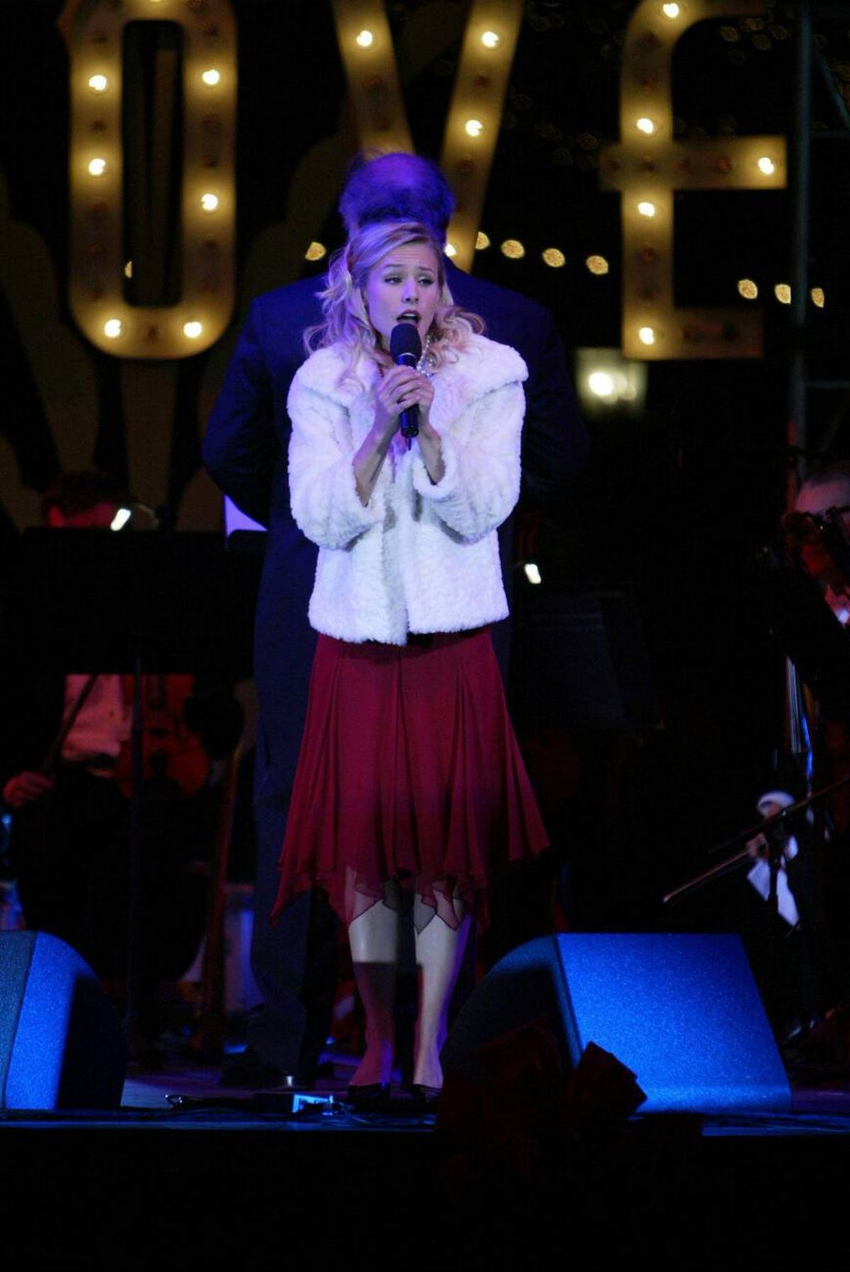 Kristen Bell at LA Tallest Christmas Tree Lighting Grove, November 2004