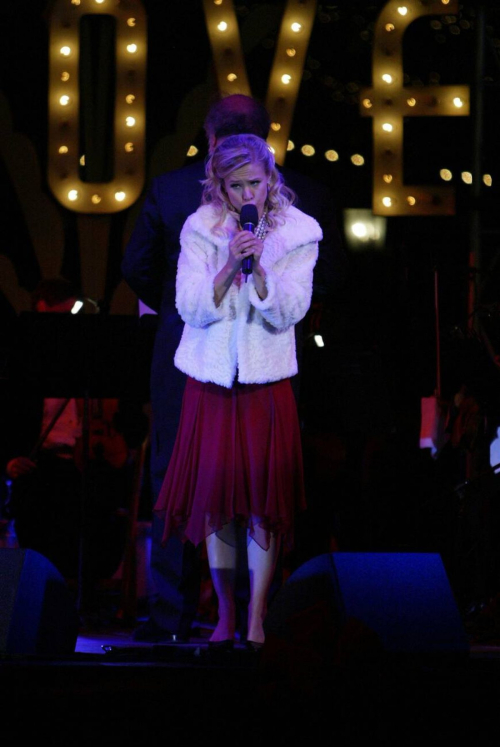 Kristen Bell at LA Tallest Christmas Tree Lighting Grove, November 2004 3