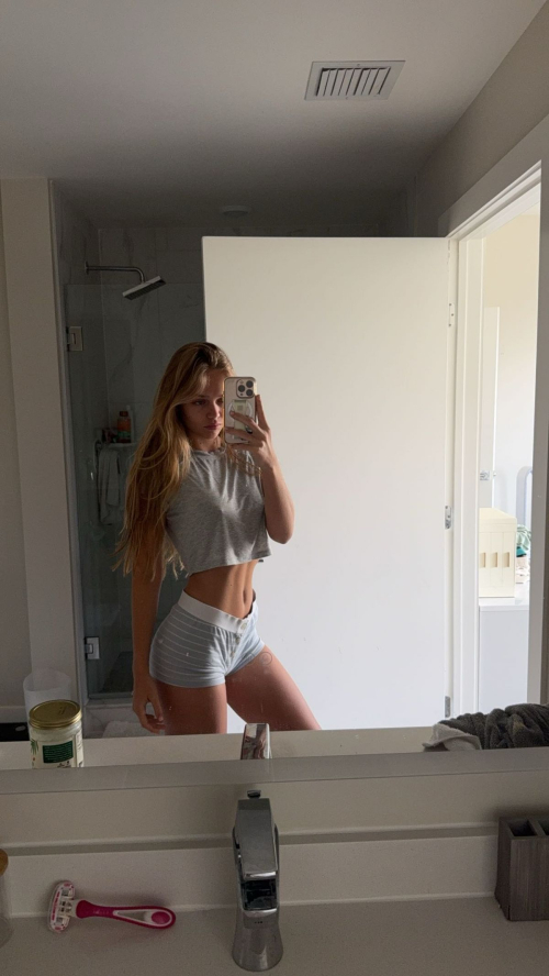 Kyla Dodds Instagram photos, November 2025 2