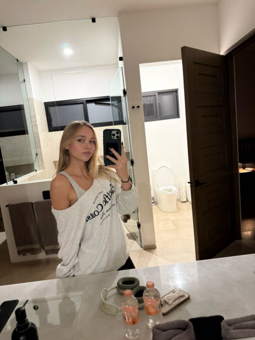 Kyla Dodds Instagram Photos, November 2025 7