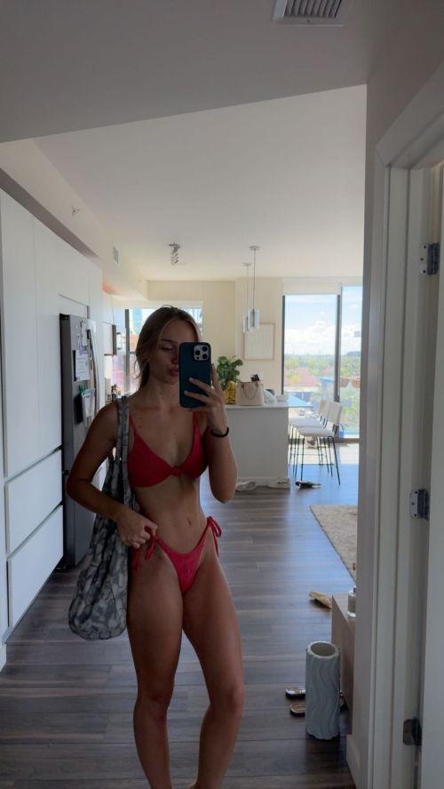 Kyla Dodds Shares Instagram Photo Highlights, November 2025 17