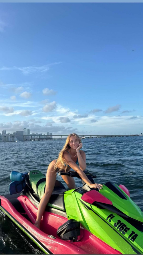 Kyla Dodds Shares Instagram Photo Highlights, November 2025 25