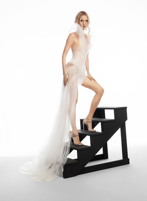 Leonie Hanne L’Officiel UK editorial, November 2025 1