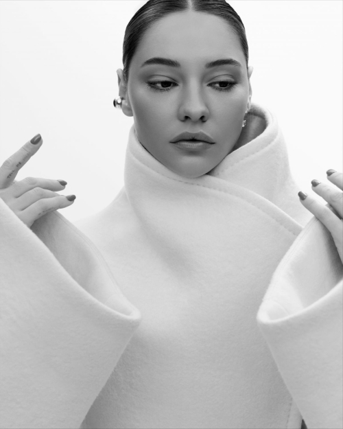 Madelyn Cline Glamour Germany, November 2025 1