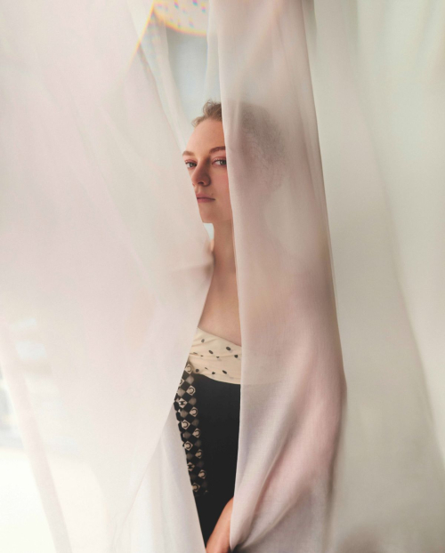 Mia Threapleton for Harper’s Bazaar UK, December 2025 4