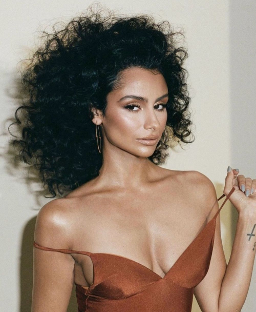 Nazanin Mandi Gorgeous Instagram Photos, Nov 2025 1