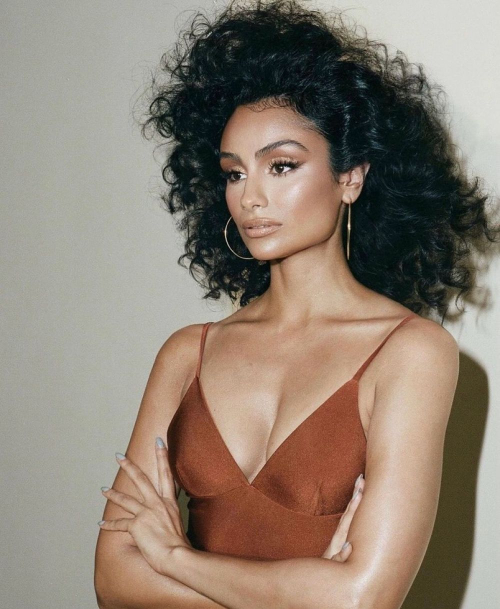 Nazanin Mandi Gorgeous Instagram Photos, Nov 2025 4