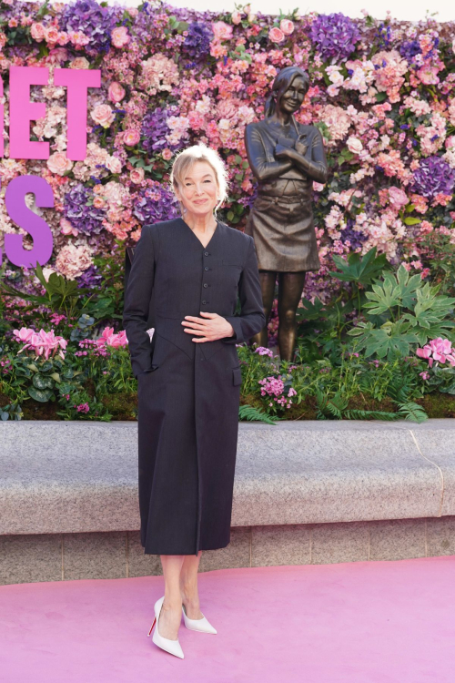 Renee Zellweger at Bridget Jones statue unveiling, November 2025 1