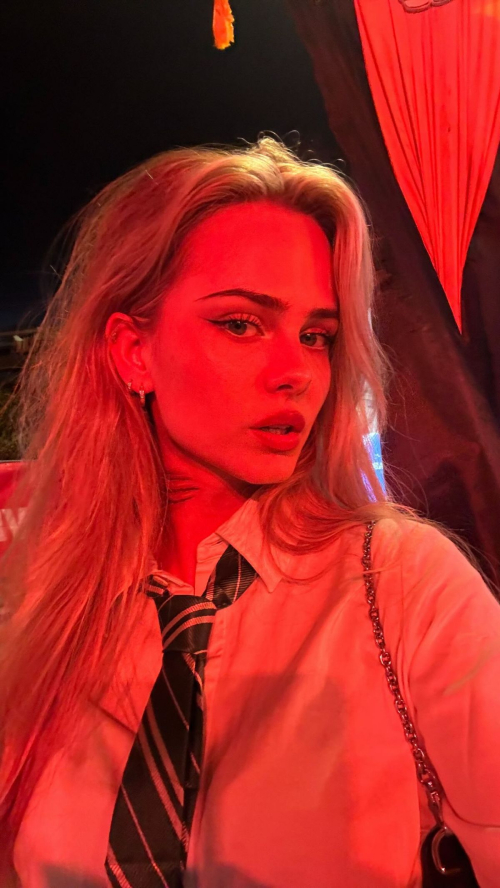 Sara Crumbleleg Instagram Fashion Photos, Nov 2025 2