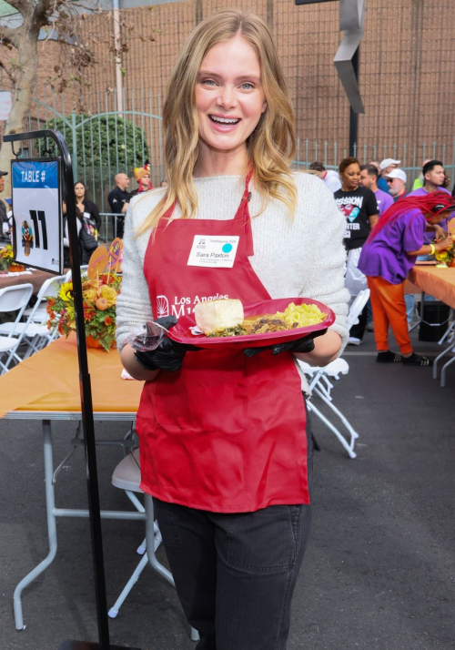 Sara Paxton LA Mission Thanksgiving Dinner, 2024
