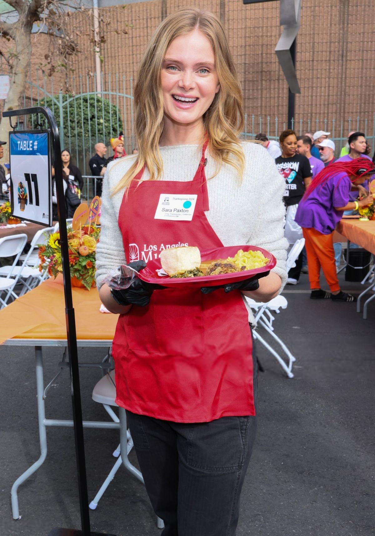 Sara Paxton LA Mission Thanksgiving Dinner, 2024