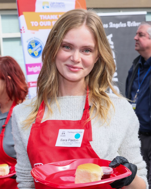 Sara Paxton LA Mission Thanksgiving Dinner, 2024 2