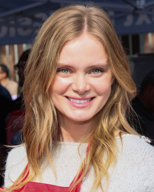 Sara Paxton LA Mission Thanksgiving Dinner, 2024 3