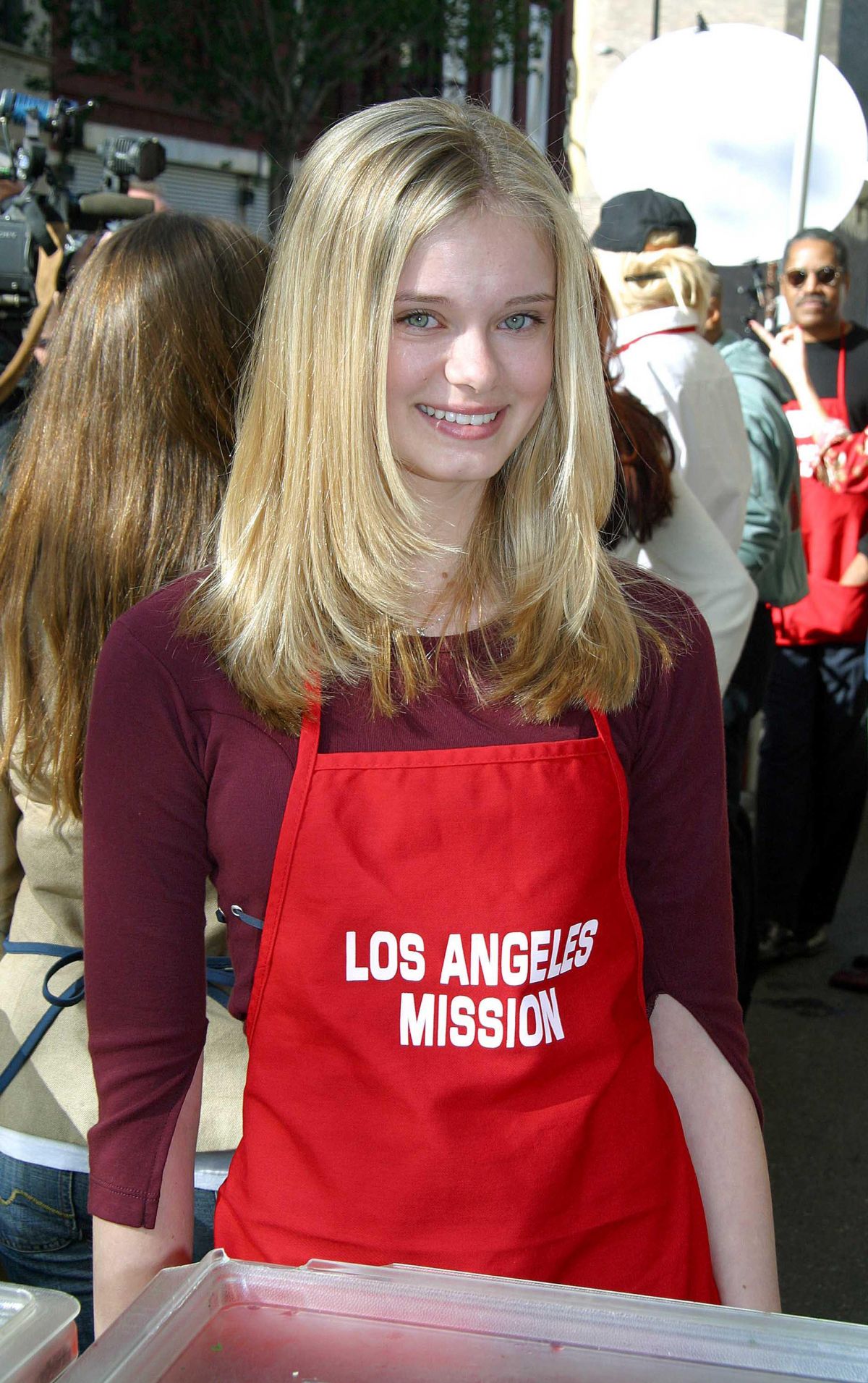 Sara Paxton LA Union Mission Thanksgiving Meal, 2002