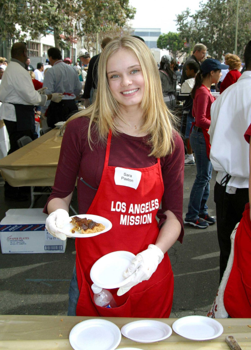 Sara Paxton LA Union Mission Thanksgiving Meal, 2002 2