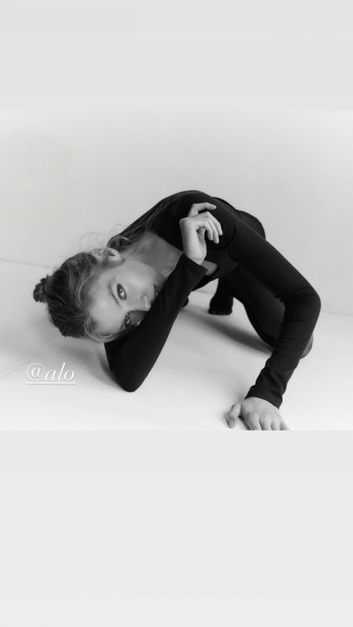 Stella Maxwell Instagram photos, November 2025 1