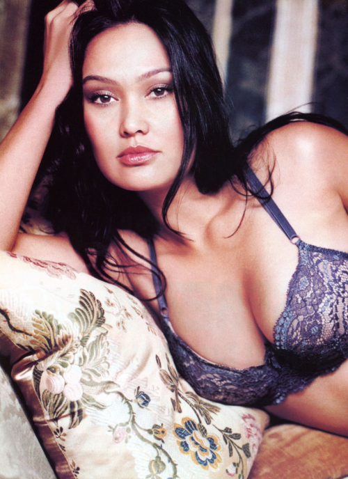 Tia Carrere FHM France, November 2001 1
