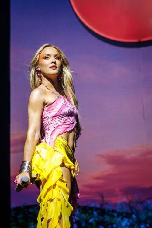 Zara Larsson performing in Oslo, November 2025 4