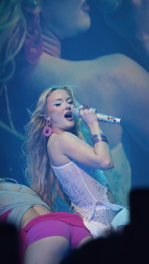 Zara Larsson Performs at Midnight Sun Tour Paris, November 2025 1