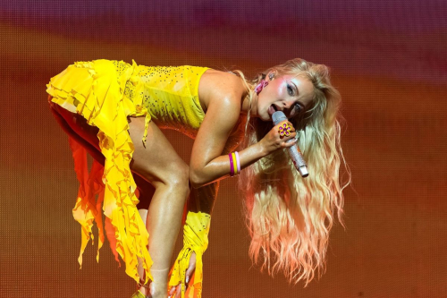 Zara Larsson performs at OVO Arena Wembley London, November 2025 4