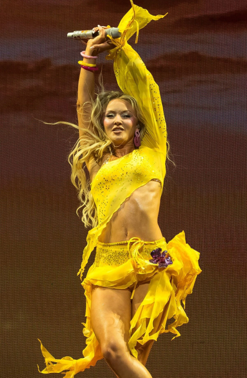 Zara Larsson performs at OVO Arena Wembley London, November 2025 5