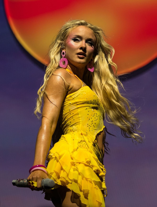 Zara Larsson performs at OVO Arena Wembley London, November 2025 6