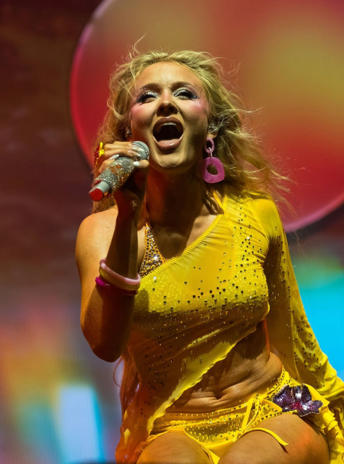 Zara Larsson performs at OVO Arena Wembley London, November 2025 7