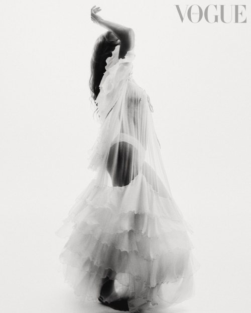 Zoe Saldana Vogue Mexico cover, December 2025 4