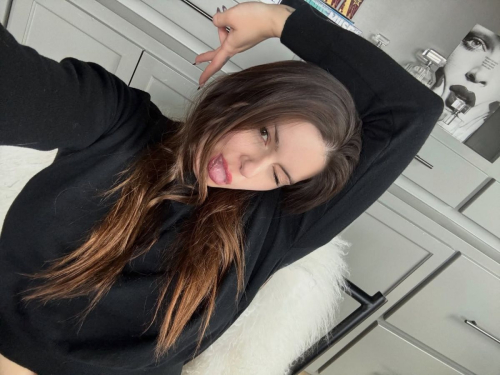 Ariel Winter Latest Instagram Fashion Update, December 2025 4