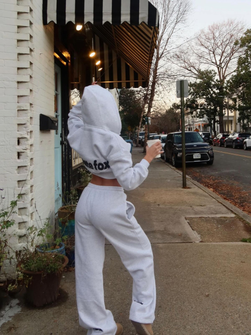 Ava Alfaro Posts Trendy Instagram Photos, December 2025 1