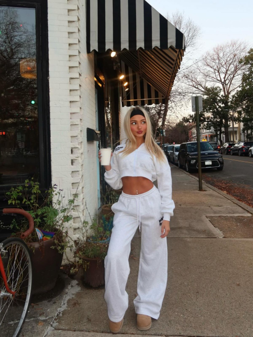 Ava Alfaro Posts Trendy Instagram Photos, December 2025 2